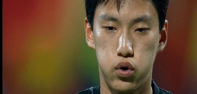 越南先赢，韩国追平；越南再赢，韩国再追平。
 
少一人又咋样？越南把比赛拖进点球