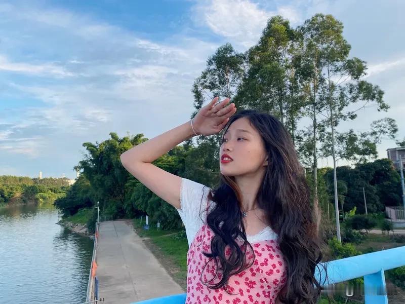 夏日生活打卡季 夏日生活真是丰富多彩！就像虞书欣分享的图片，肯定藏着她夏日的小确