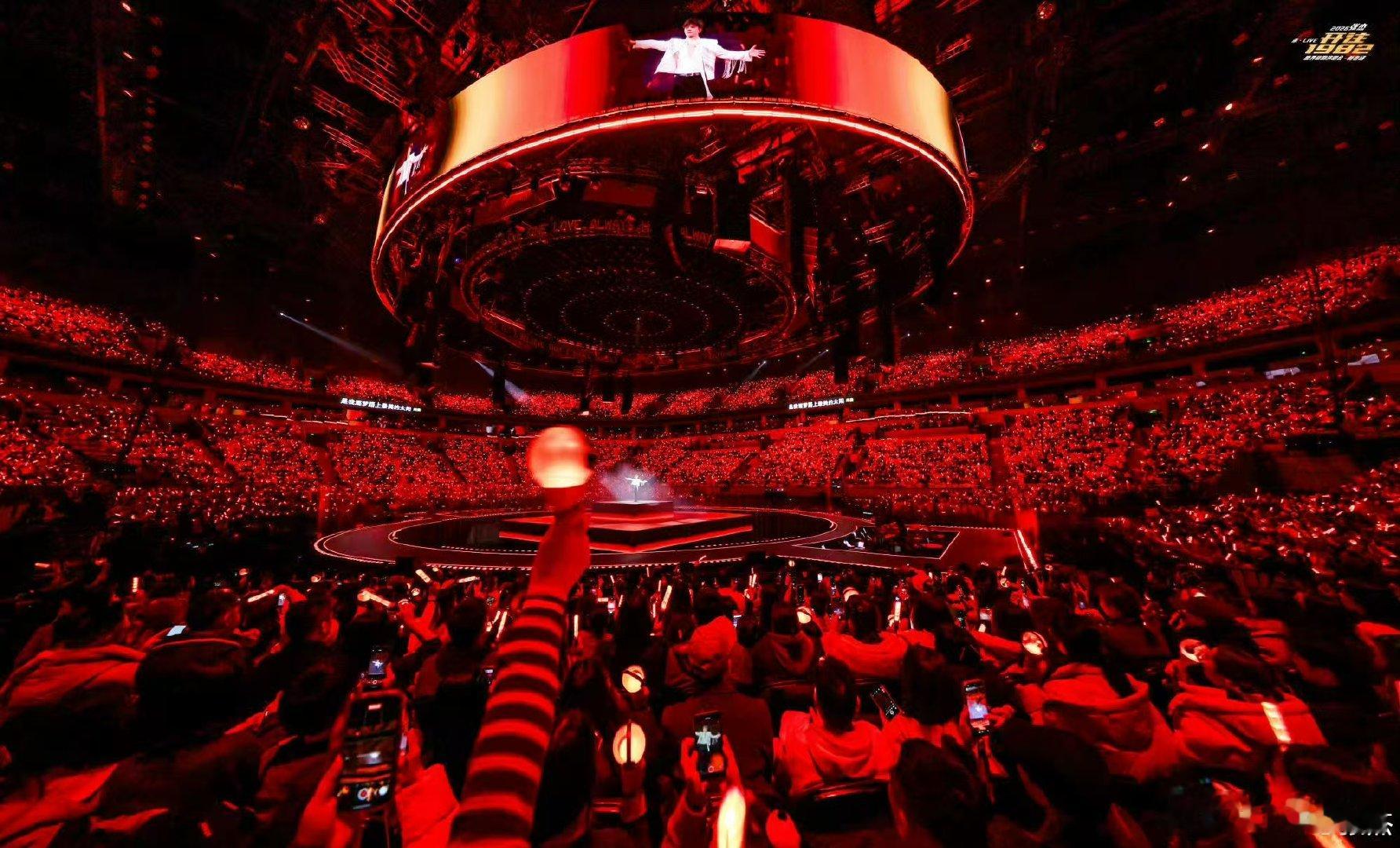 张杰好运满满 张杰吃了火锅张杰炫完成都火锅，舞台上状态拉满，每场演出都有新亮点 