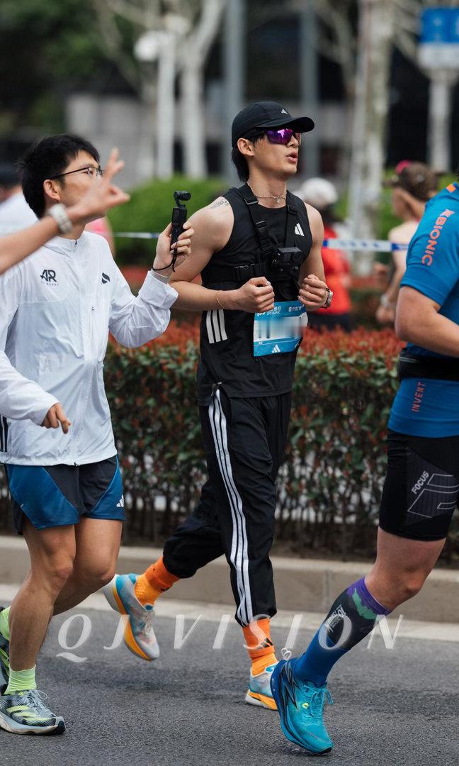 姚琛越野跑直播天刚亮就出门户外奔跑，精力饱满状态绝佳，不惧路远难行一路向前，满满