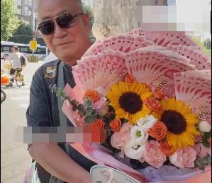 武汉老登手捧6600元“现金花”接外孙女被警察劝离，理由：太扎眼、不安全！

简