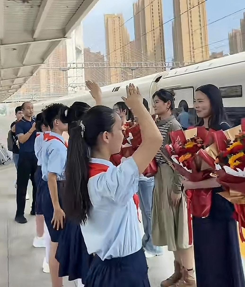 最近参与检阅的女民兵陆续返乡，各地高规格的返乡仪式让一部分人看着别扭，表示没必要