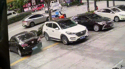 酒驾害人！清晨街头撞清扫夫妻，太揪心！
今监控拍下惊险一幕，环卫夫妻路上清扫，专