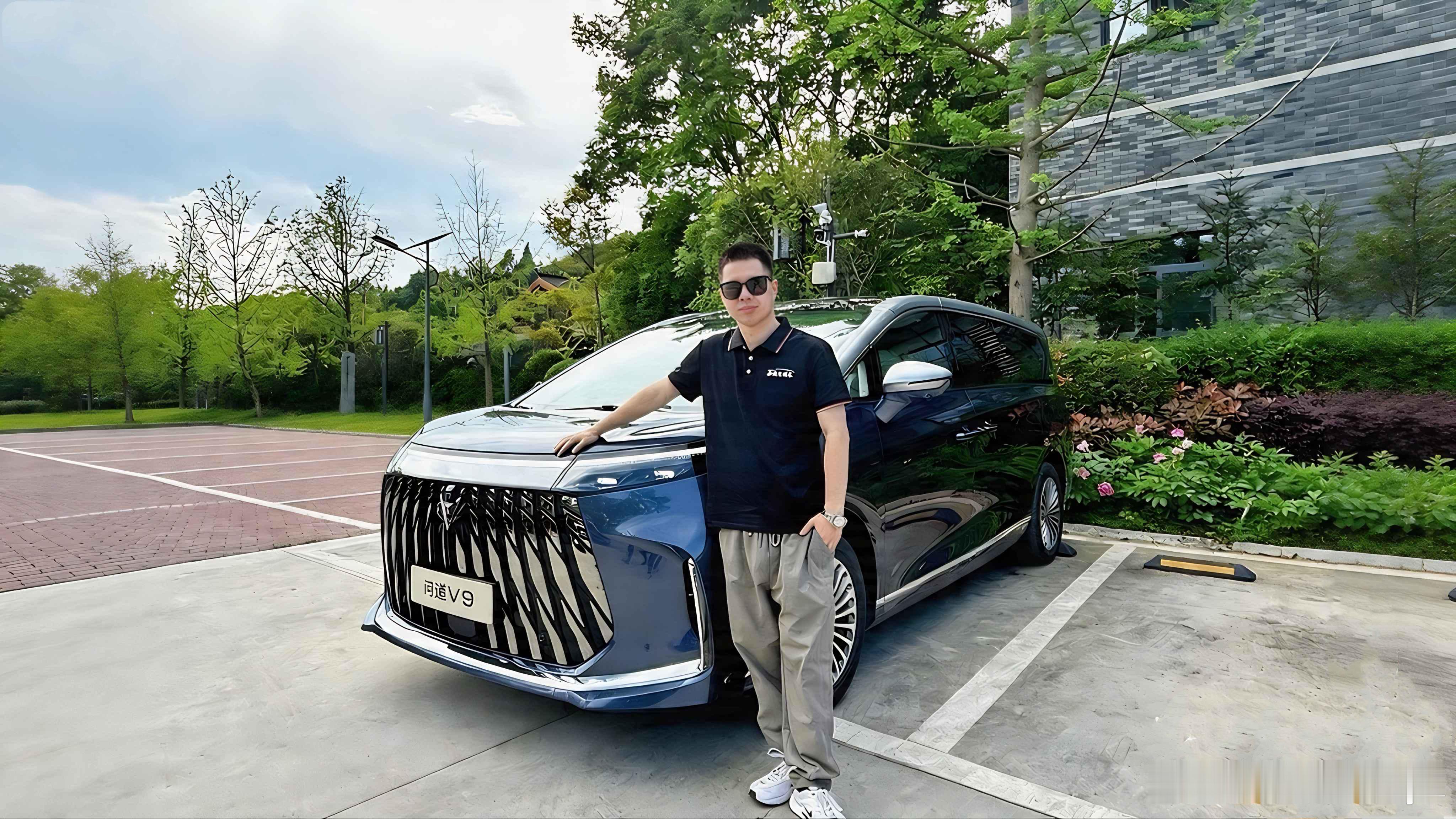 极狐问道V9志同道合的伙伴们极狐问道V9真是台比较均衡的MPV，这车之前我已经详