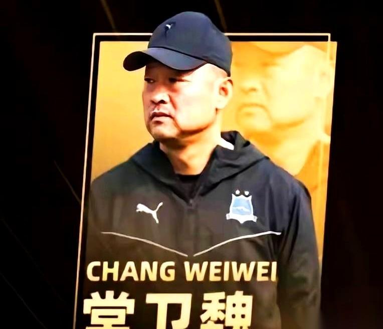 我跟你说，今年女超联赛休赛期，可比正赛还刺激。
12支队，5家在找新教练。半壁江