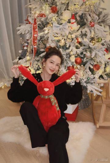 李沁圣诞节营业照 李沁圣诞节营业照，和圣诞树、玩偶合照太温馨啦，圣诞快乐平安顺遂