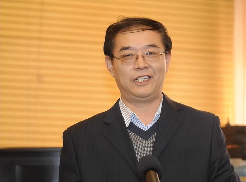 黄祖钢：2006年3月8日，我最终做出了退出辽足的决定。而就在前一天，我还表态会