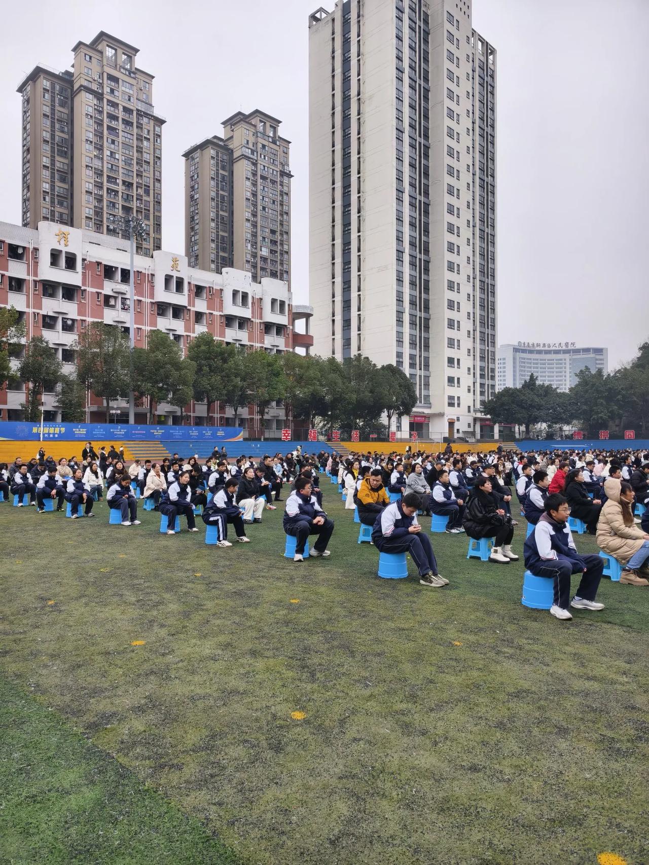 开家长会
        ——南木子
首次参加家长会，
场面震撼好兴奋。
聆听校