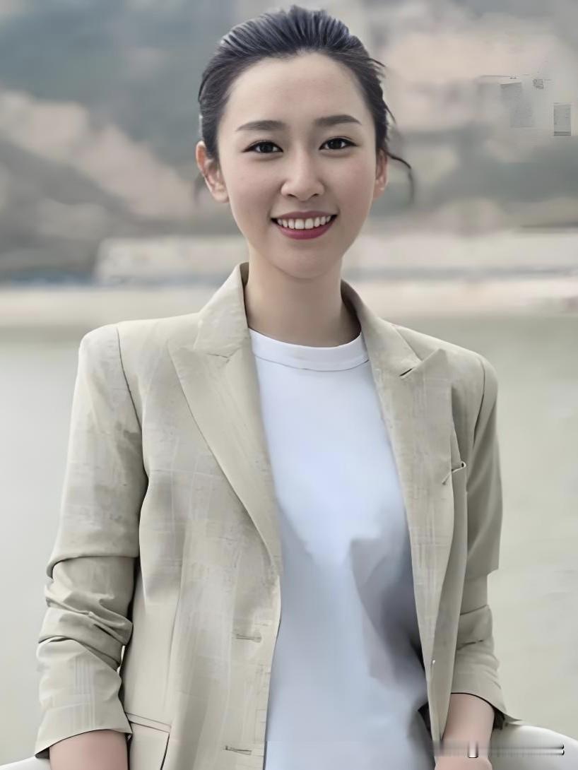 荧屏上的王音琪端庄大气，专业功底扎实，播报语态亲和又不失沉稳，用鲜活的表达传递新