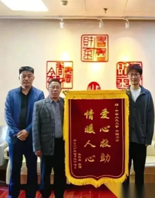 近日，北京两名大学生打网约车，司机突然半道让他们下车，谁料，接下来这两个男生的做