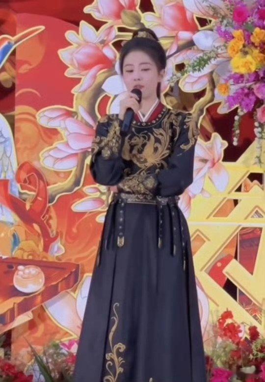 白鹿花式宠粉嘿！白鹿在《唐宫奇案》杀青现场化身宠粉狂魔，比心、手势舞、合唱，一个