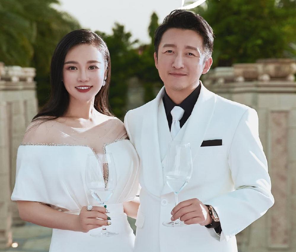 2015年，江苏卫视综艺《女婿上门了》。邹市明去岳母家拜访，坐在沙发上，岳母低头