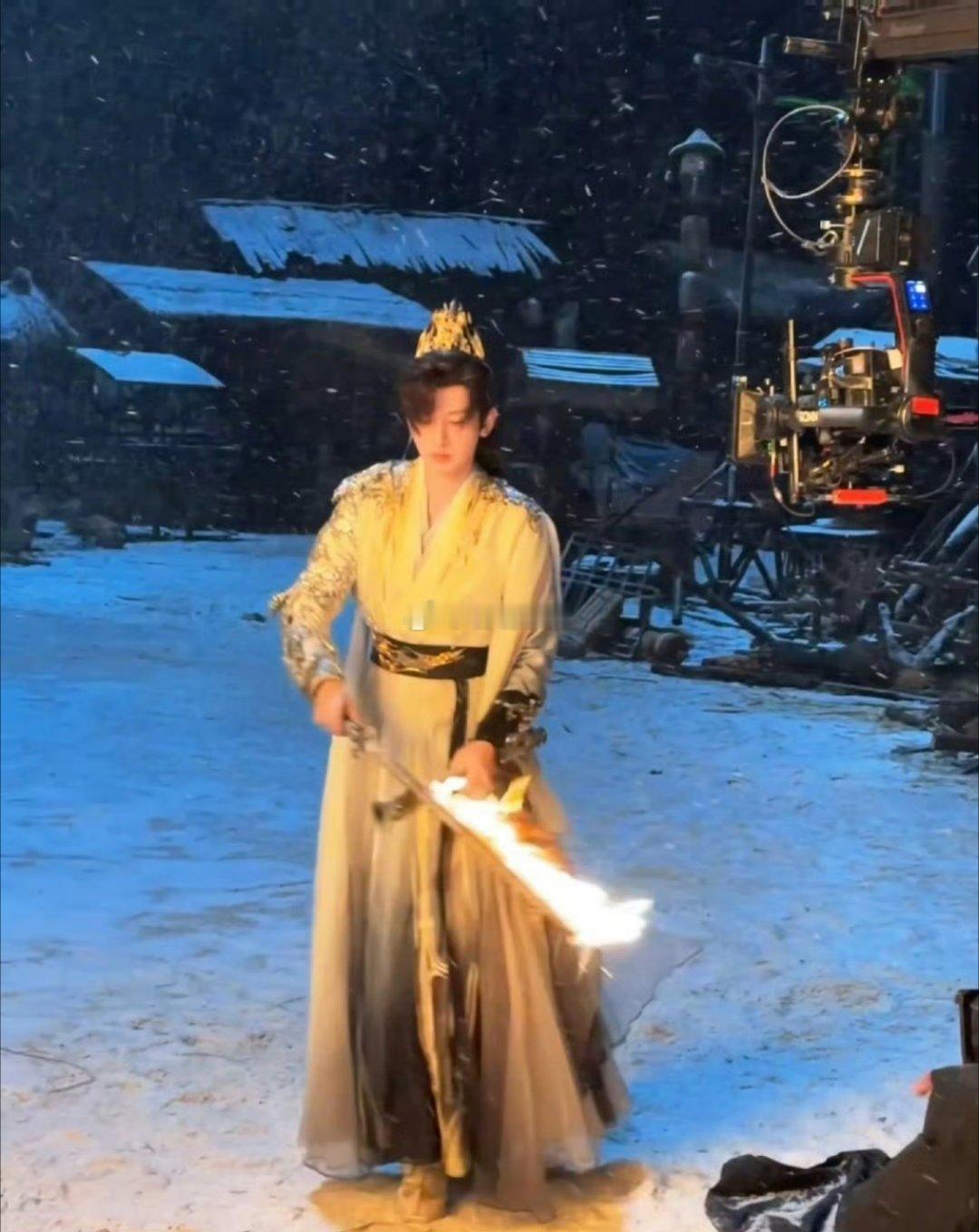 成毅手持火剑一秒入戏成毅仿佛在演冰火两重天 绝了！《天地剑心》花絮里，成毅接剑笑