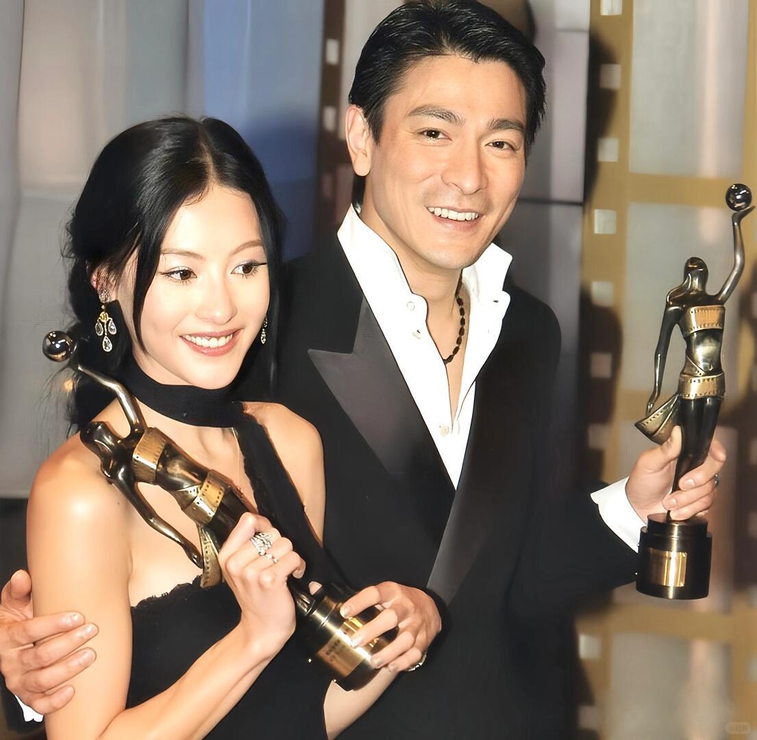 一句话：靠作品硬实力+人品零瑕疵+极致敬业+跨时代适配力，45年长红不是运气，是