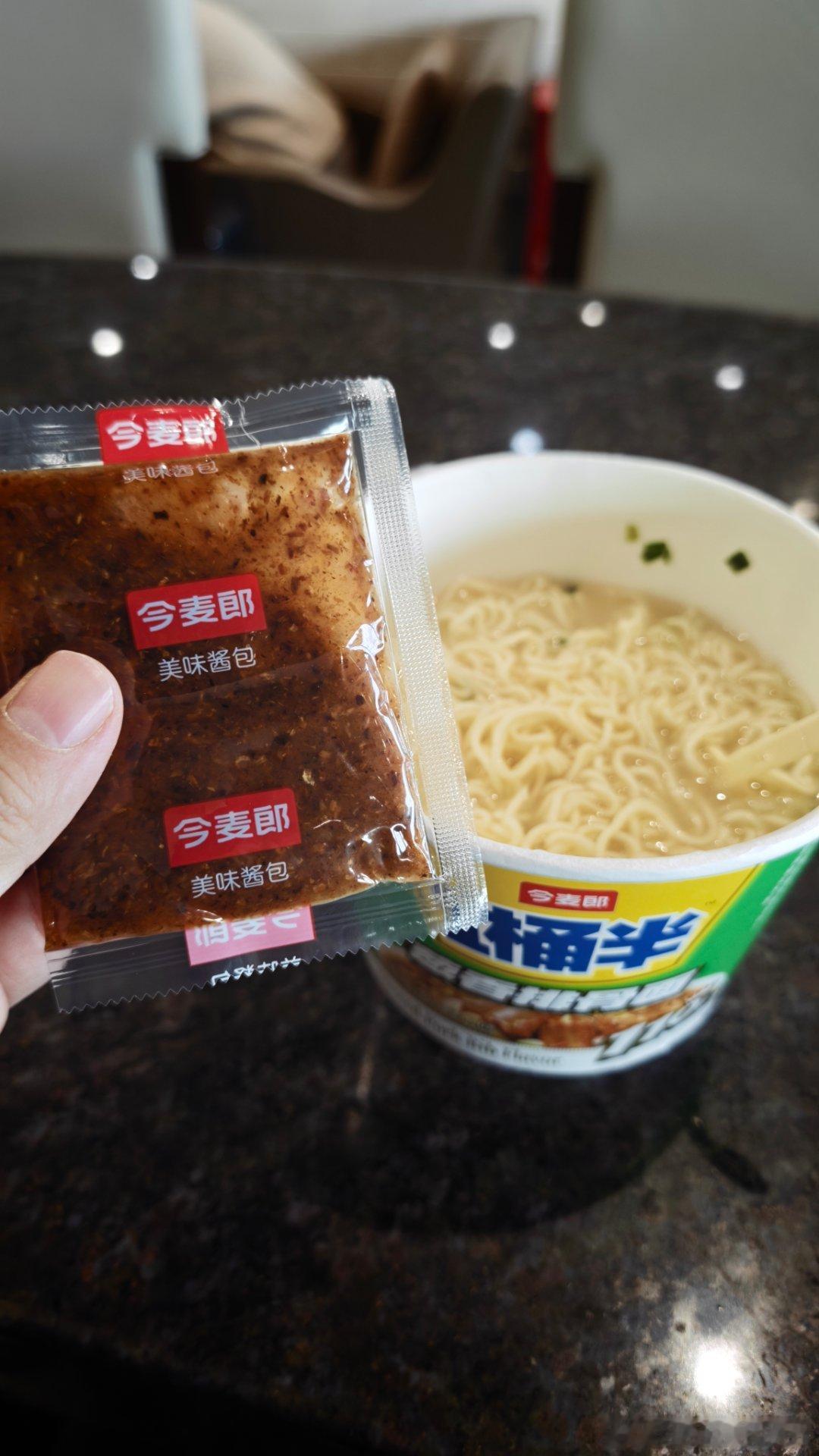 为了健康饮食，减少油脂摄入，吃方便面我没放油包！味道还挺好，很像小时候的方便面。