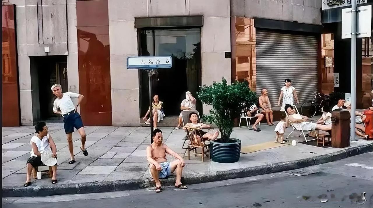 一张老照片反映上海当时市民的生活气息，浓浓的情怀。看到这张照片后，是否能勾起你几
