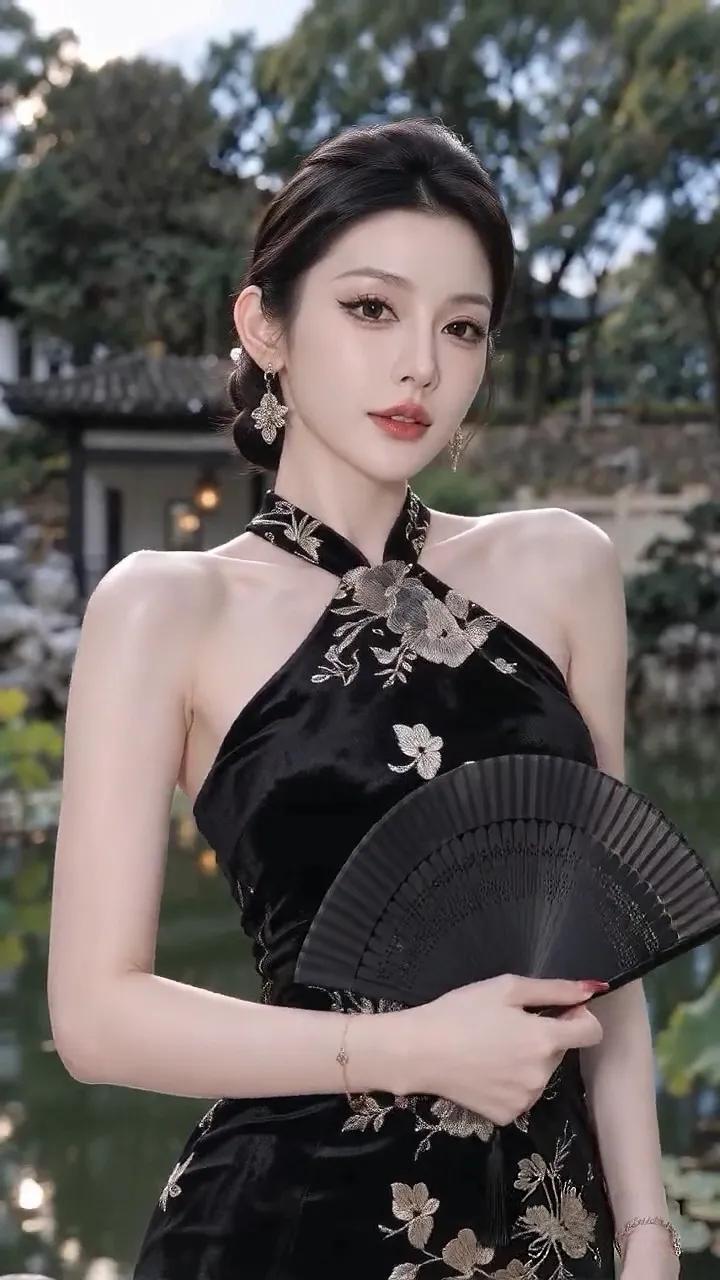 原创七绝●夏深景幽  

天公作美转凉阴，
水冷荷残夏意深。
鸟语花香环境好，