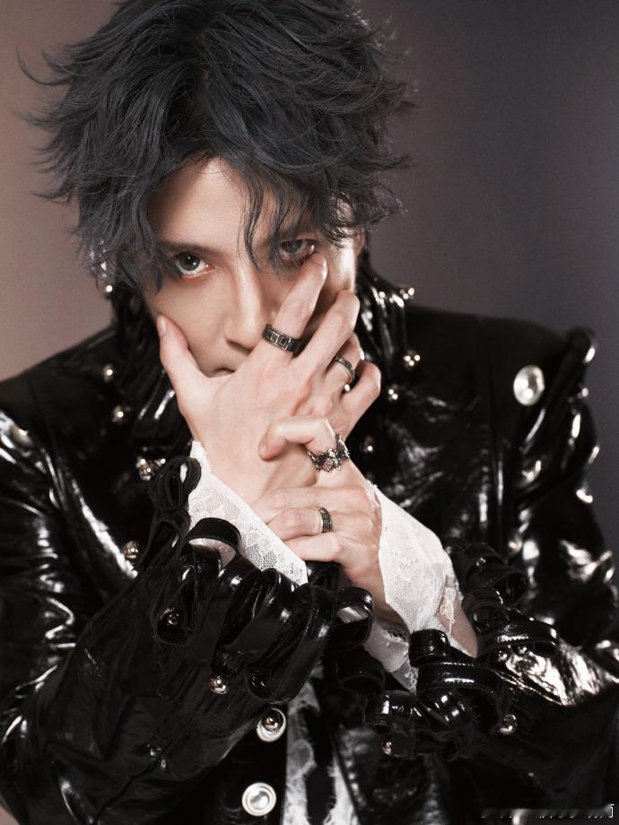 薛之谦给我留一张票看看你舞台有多大 舞台天花板说的就是薛之谦吧！5000平四面台