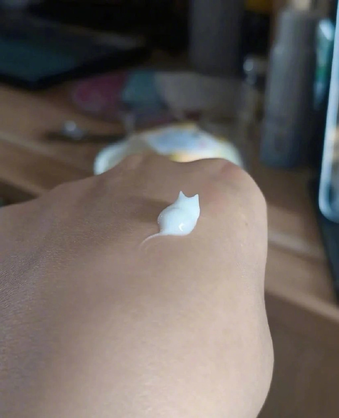 好羡慕这种挤护手霜的技术~ 海外新鲜事 热点现场