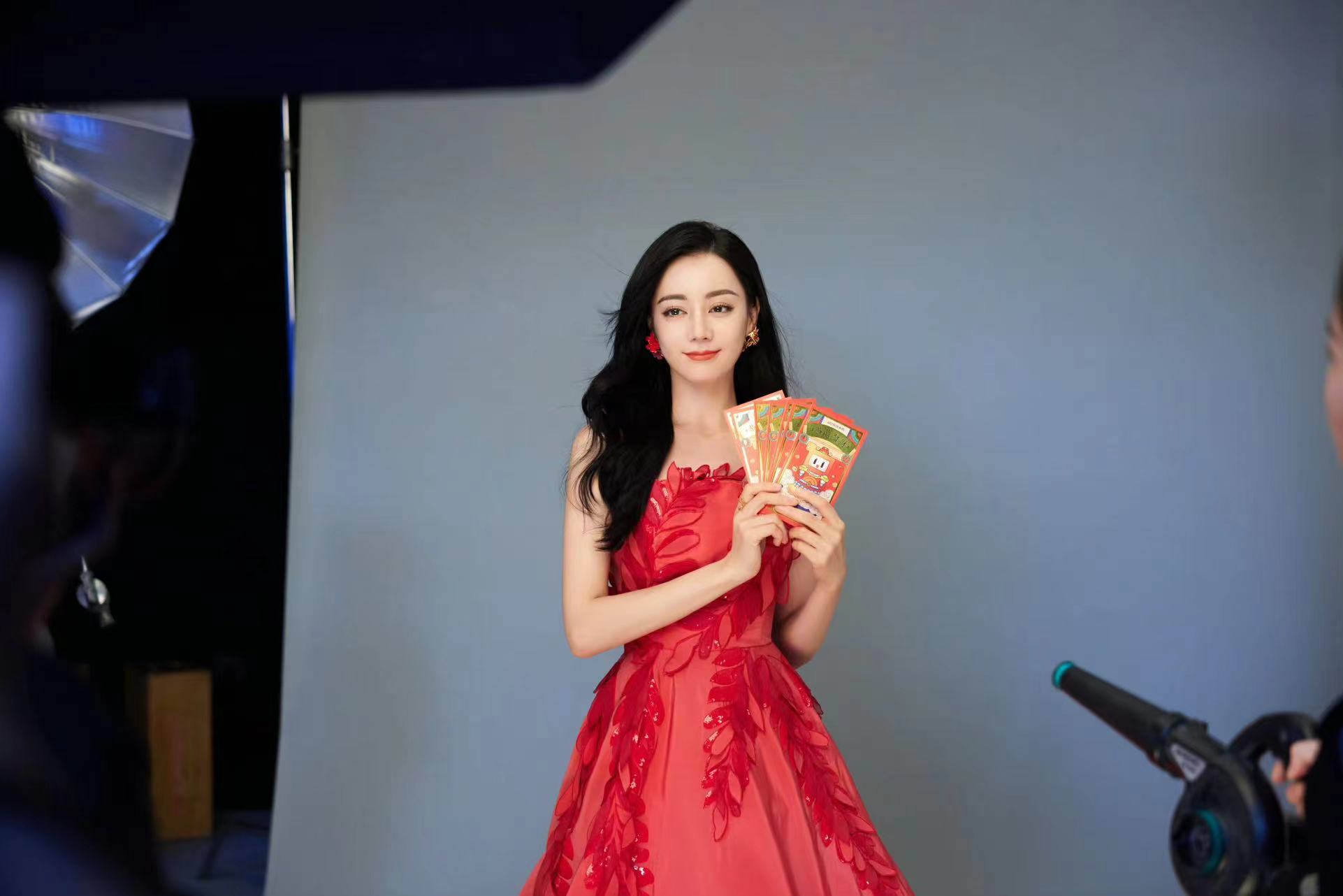 官宣图全程被迪丽热巴比心好标准吸引，可可爱爱的美女，作为冠珠瓷砖品牌代言人再次牵