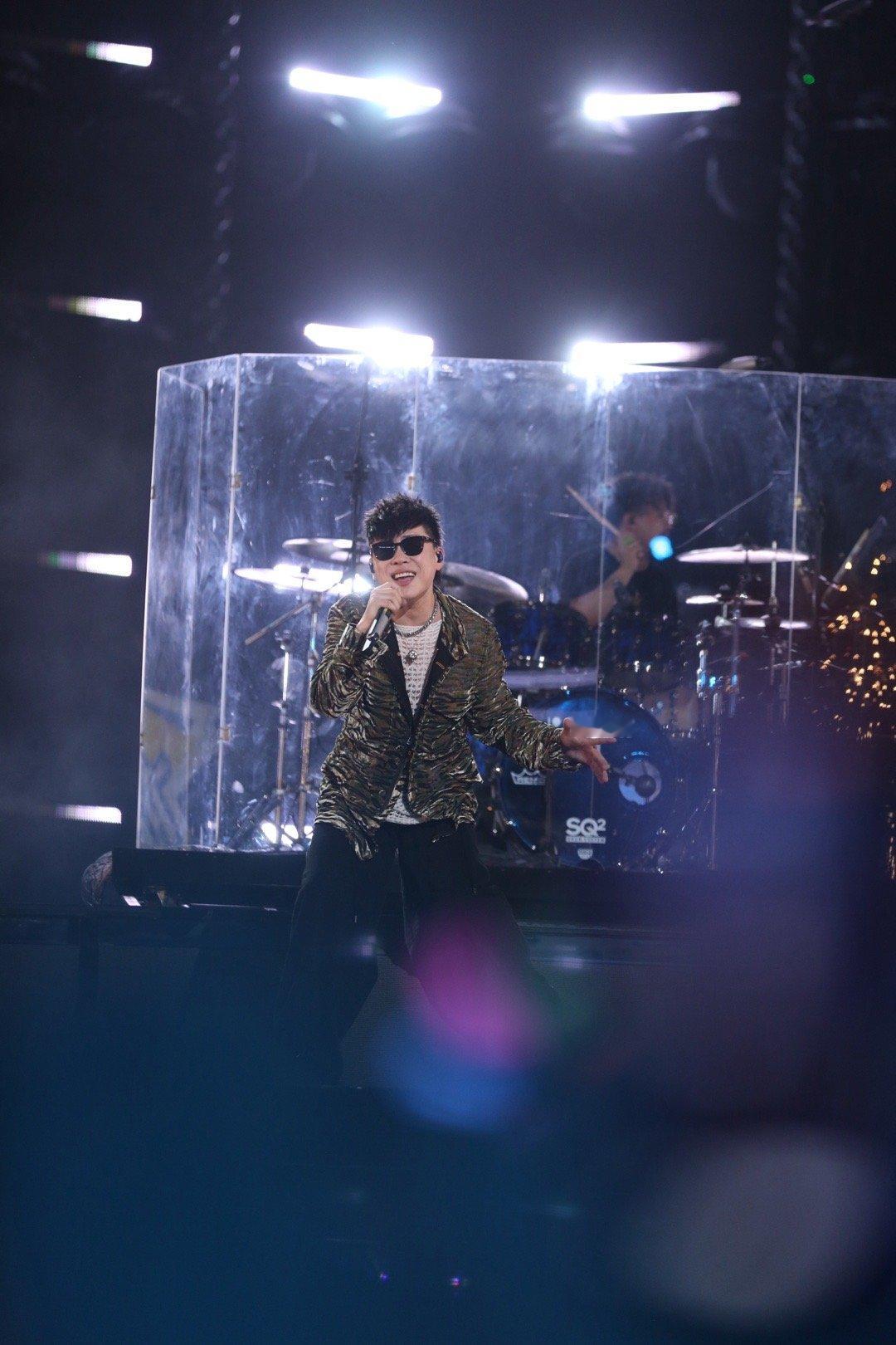 #胡彦斌秒了#胡彦斌这波可谓是完全上大分，属实是非常适合舞台的，开口的瞬间就让我