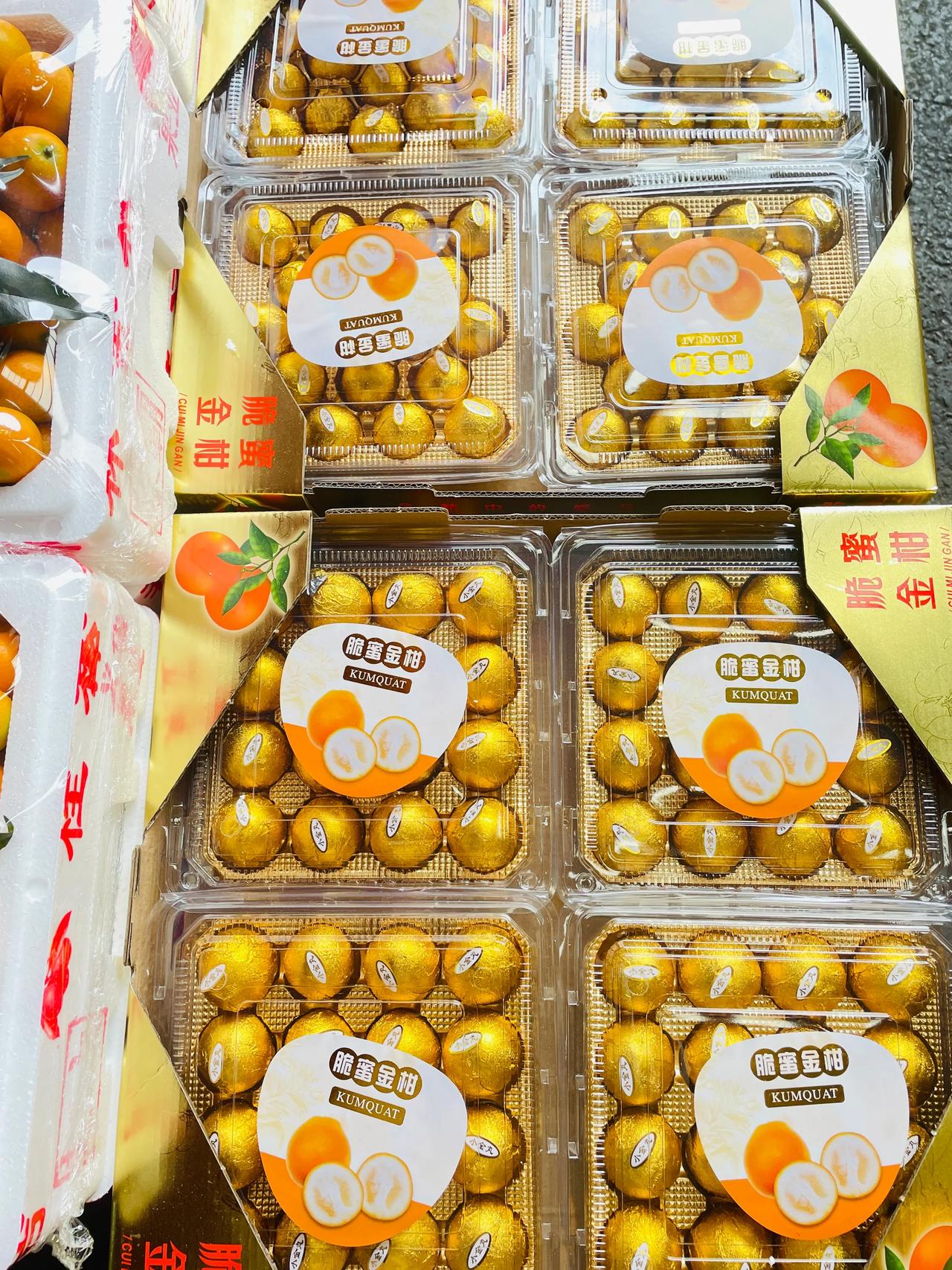 宝子们，今天让我开了眼！看到那金桔居然单个用金箔包装
咱就说，金桔本是亲民水果，
