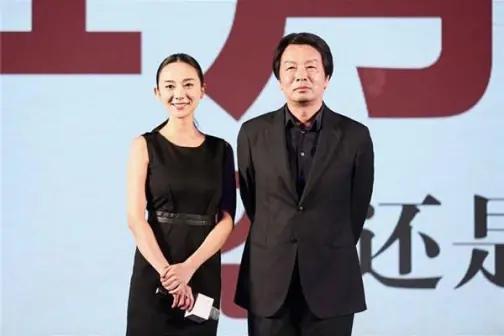 2011年夏天，作家刘震云正在菜市场买菜。由于囊中羞涩，他在是买贵的西红柿还是买