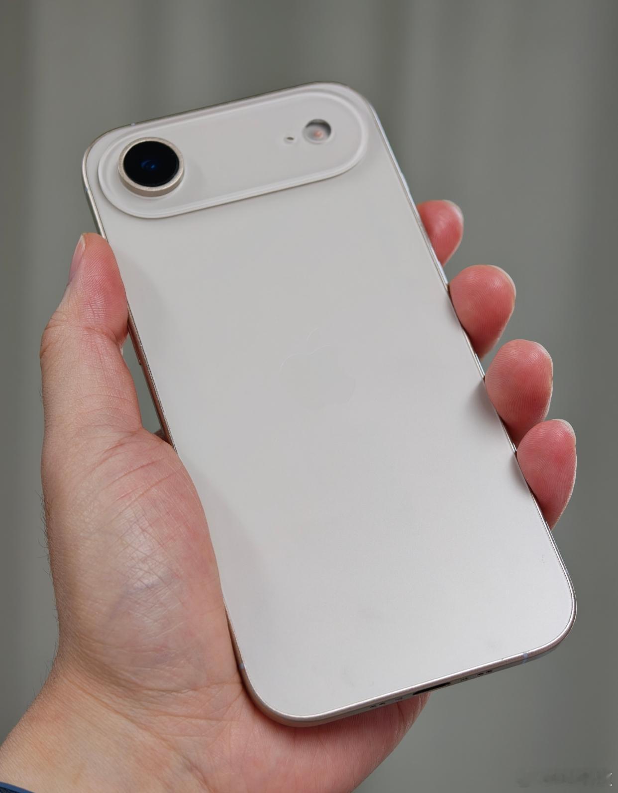 大米评测晒了iPhone17 Air模型样机，薄是真的薄，丑也是真的丑，续航难搞