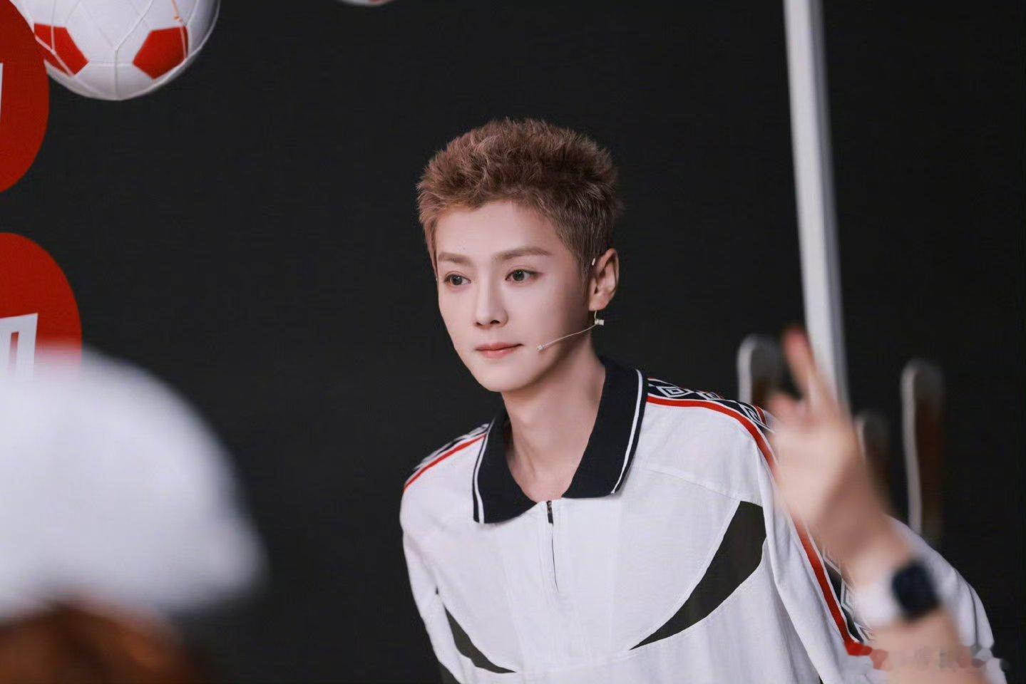 鹿晗脸都够小的了还嘬腮真的会被鹿哥的原生骨相折服！这么小的脸配上微微嘬腮的轮廓，