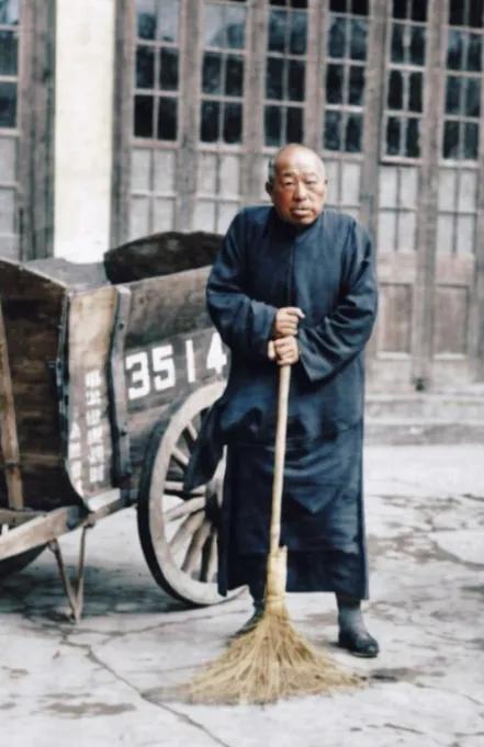 1951年，陈毅到了上海后，直接下了一道命令：“让83岁的黄金荣i扫大街？”蒋介