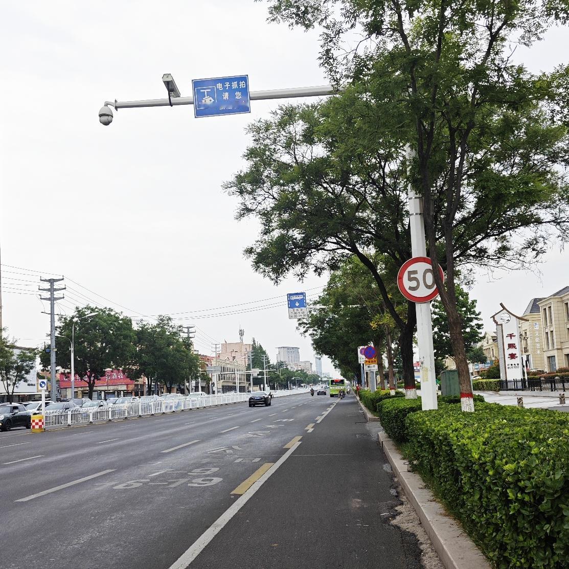 看了一下天气预报，今天青岛气温22～26°C，“JM”这边的气温22～31°。