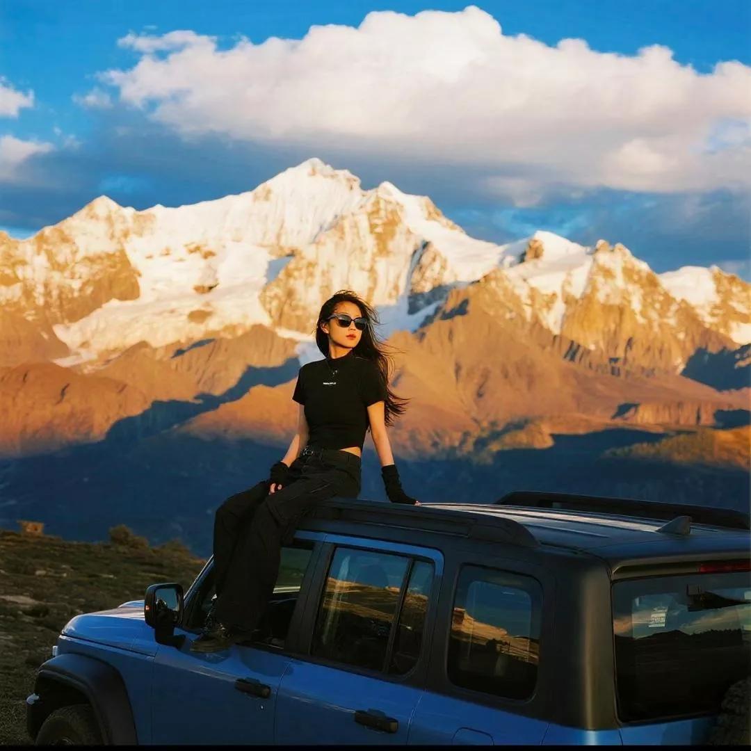 雪山下的酷女孩：自由与冒险的完美结合🏔️💃酷女孩骑行 雪山上的美少女 雪山上