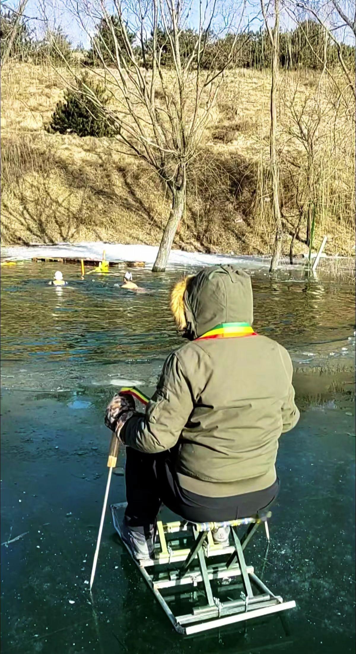 滑冰车者聚精会神地在看什么呢？