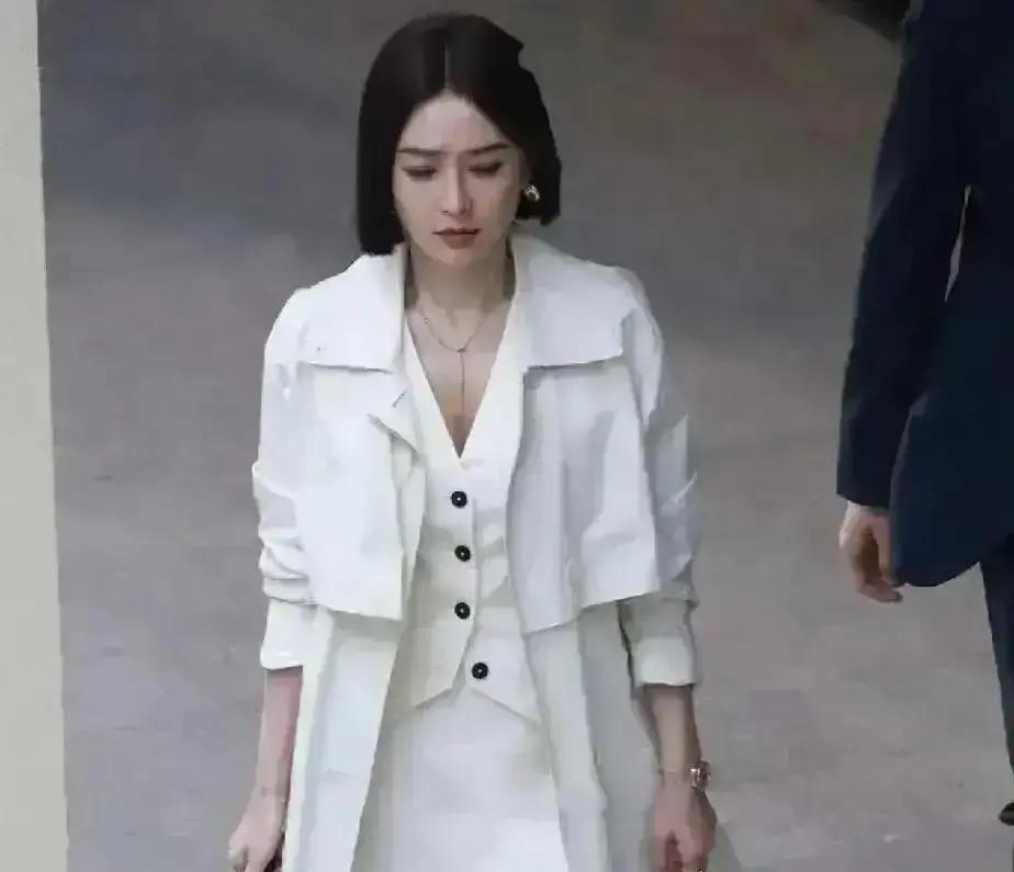 800块一天，光脚也能赚钱
 
横店多了个新工种：足部替身。脚背高一分、趾缝齐一