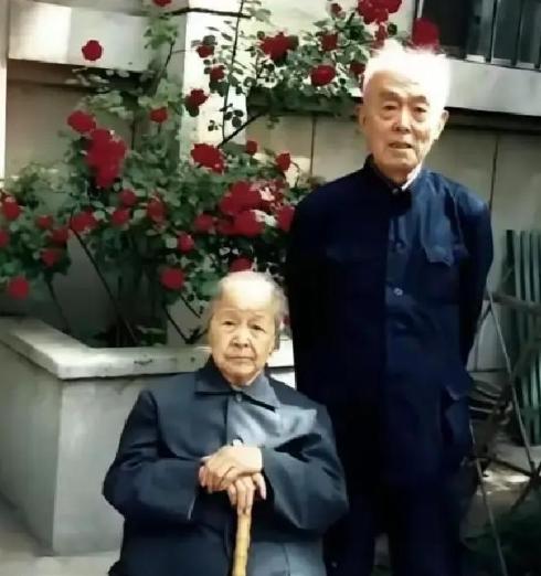 1964年，北大教授季羡林听说妻子彭德华要来北京，连夜把家里的大床换成了单人床，
