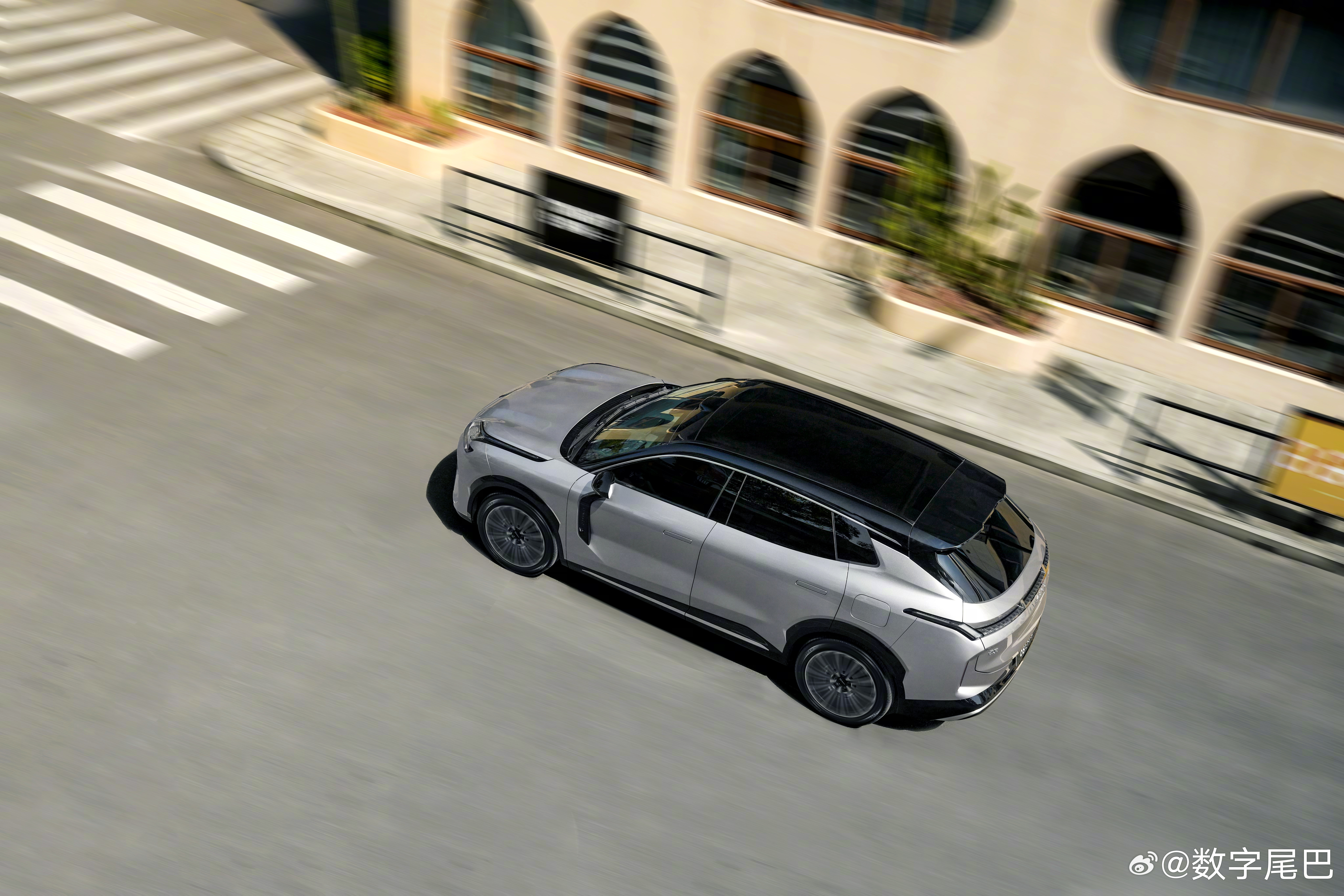 全新领克 08 EM-P 上新极光套装，包含极光银外观和曙光橙内饰。第二季度为千