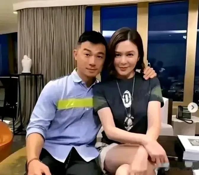 照片中这个女的62岁，男的27岁，据说他们还是一对情侣，真是惊爆了眼球。
香港演