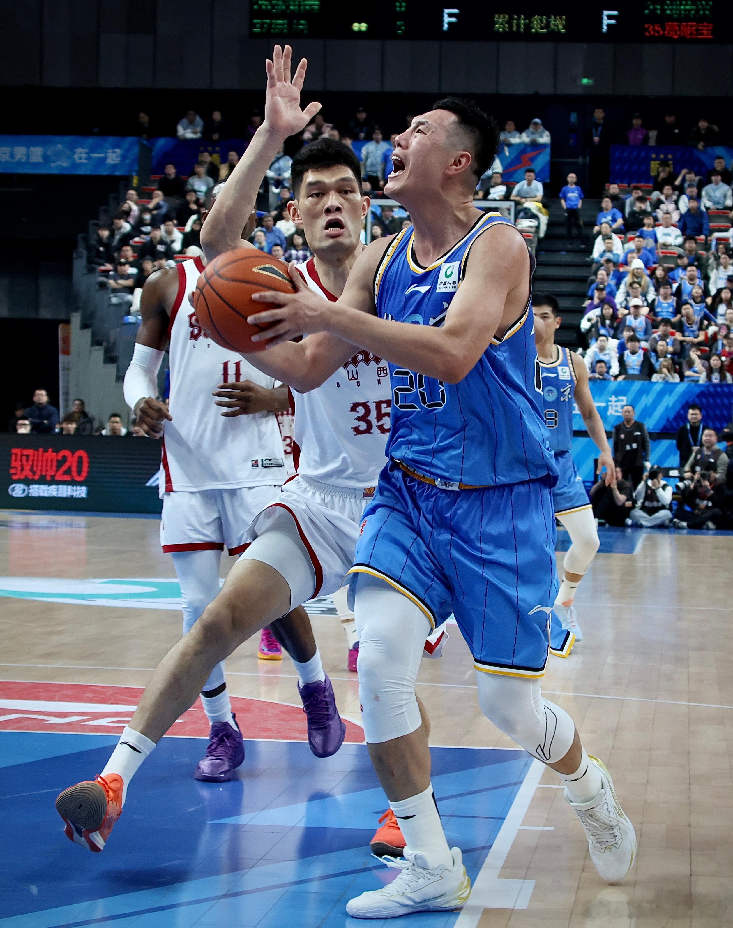 翟晓川今晚出战10分44秒，7投5中砍下15分7篮板2盖帽，个人出场总数达到60