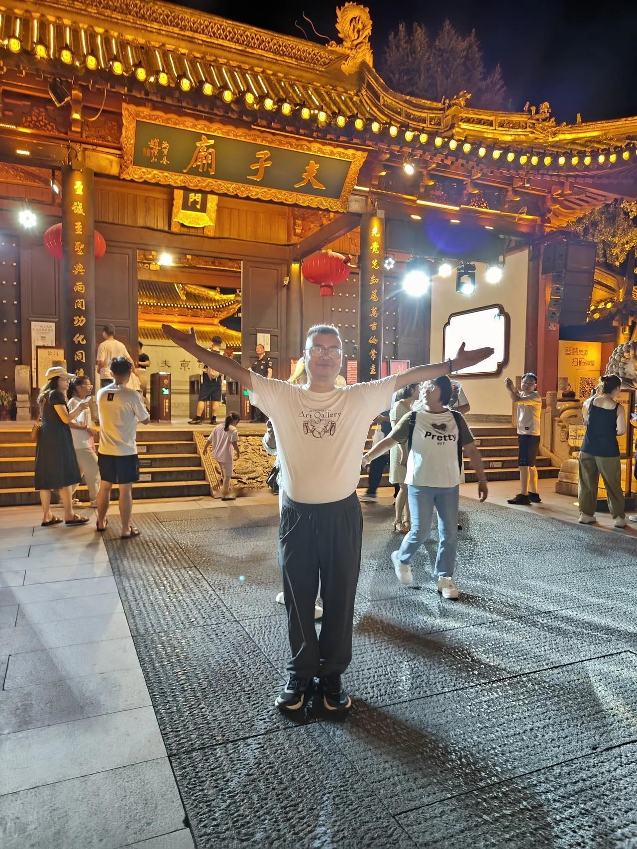 秦淮河流入我梦中
 李家宁(福建)
(一)
时光在古秦淮畔徘徊，
青石路印刻岁月