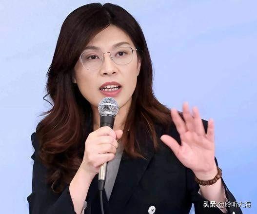 郑丽文访陆弊大于利？赵少康这番言论简直胡说八道，实在站不住脚。
 
他拿着《美丽