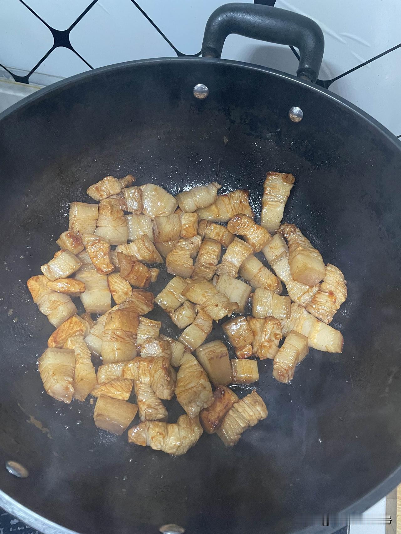 做了几次红烧肉，发现越来越拿手了，过程中拍了照片，看到最后的成品，有没有被惊讶到