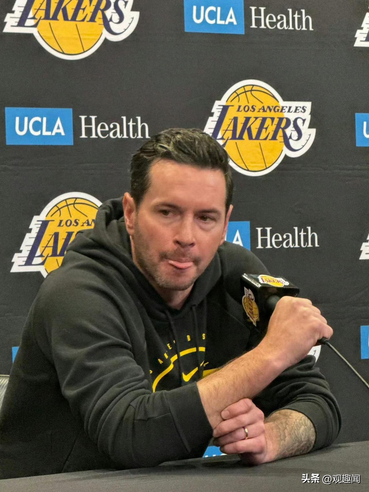 东契奇祝贺主教练雷迪克拿到50胜：

“这感觉太棒了。他是一位超棒的教练。我很开