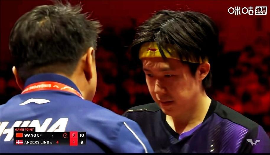 看看王皓暂停给王楚钦说了什么，
直接把球迷们听愣了，
还有这样的场外指导。
情绪