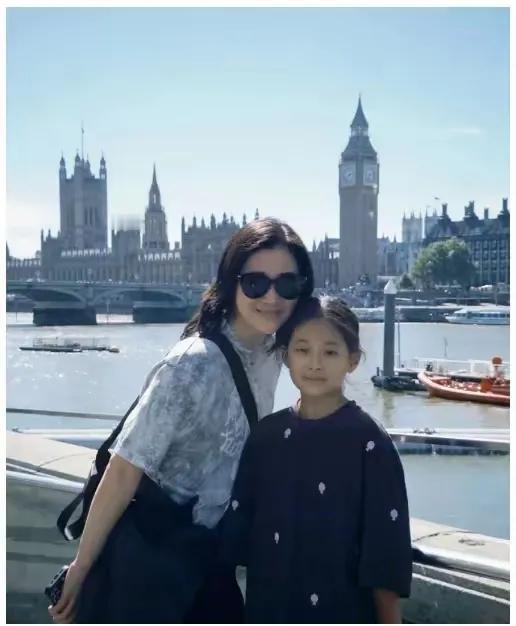 她跟第一任丈夫颗粒无收，给现任生下一儿一女！可能很多人都不知道，她的前夫哥还是著