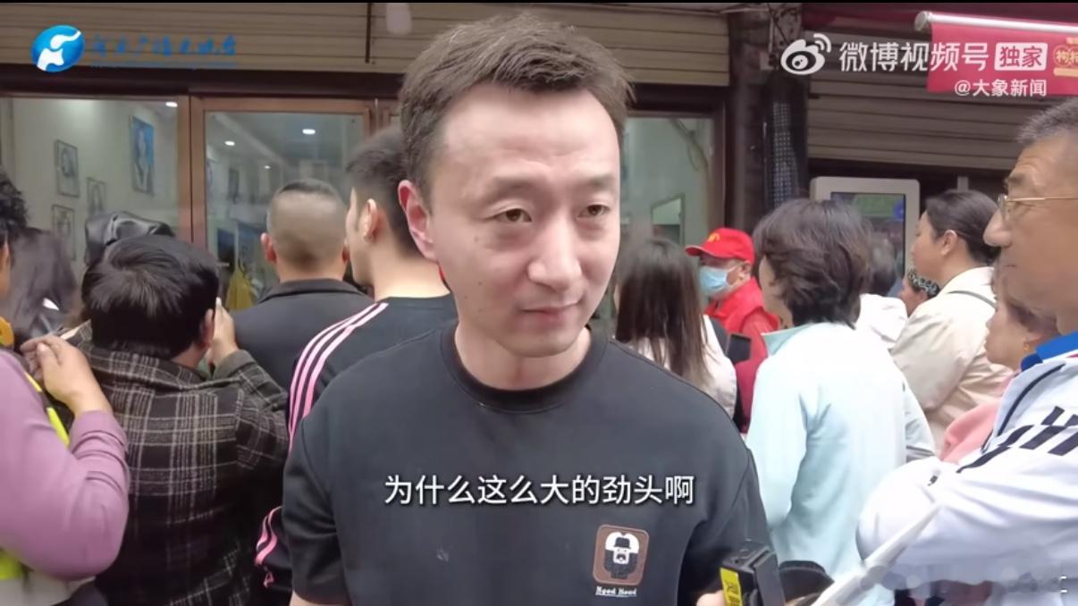 男子从晓华理发店出来全场尖叫 就剪了那么一点头发怎么还换个人了[允悲]而且剪完撞