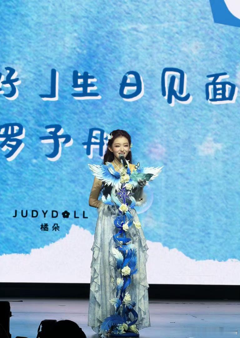 黄灿灿去了罗予彤生日见面会黄灿灿去了罗予彤见面会黄灿灿罗予彤贴脸合照黄灿灿现身罗