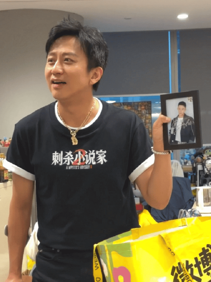 超哥今天去新浪扫楼，我的关注点是新浪工作人员桌上摆着黄景瑜的签名照[笑而不语]好
