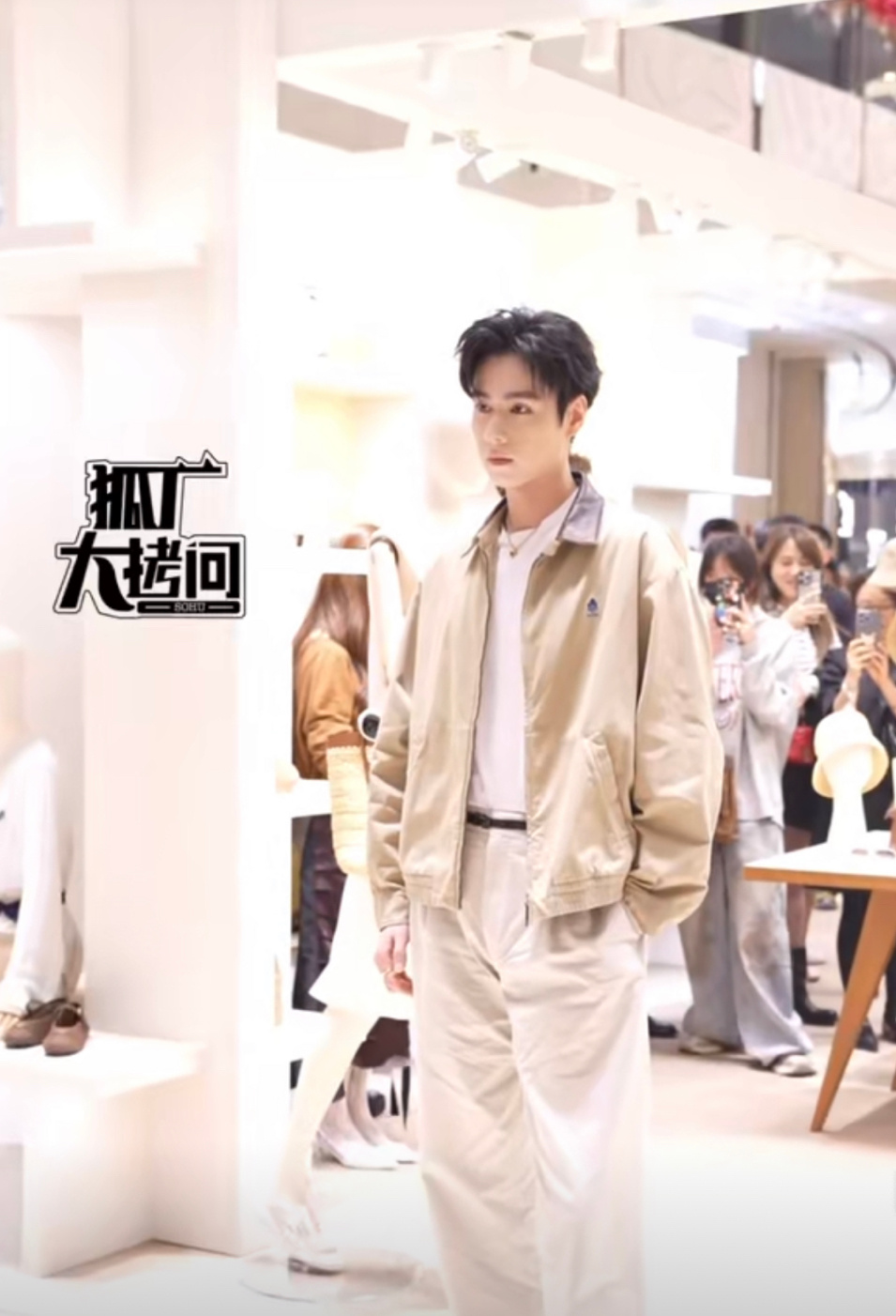 胡一天今日线下活动直拍来啦，棕色夹克男大风