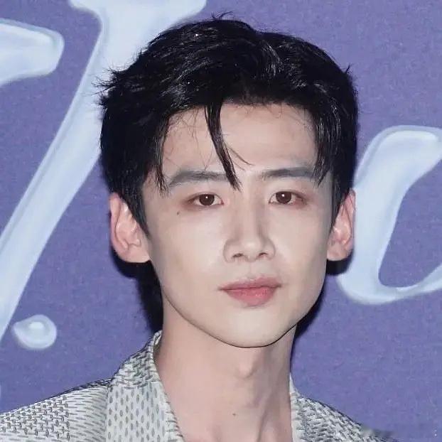 白敬亭的形象看起来有点像P图过的。 ​​​