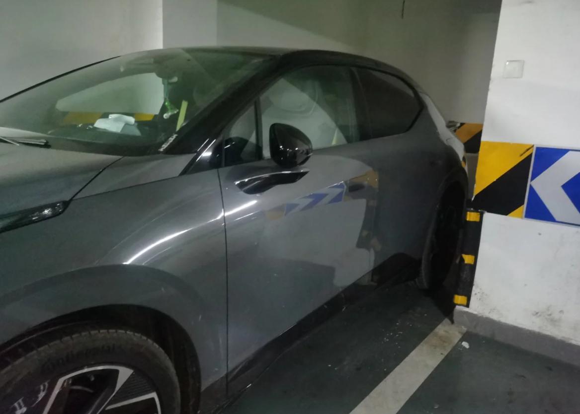 这种车位感觉很畸形，停好车二排完全没有空间开门，你们有没有遇到过这种奇葩车位？ 